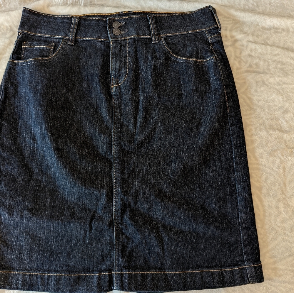 Old Navy. Size 6. Denim Skirt.